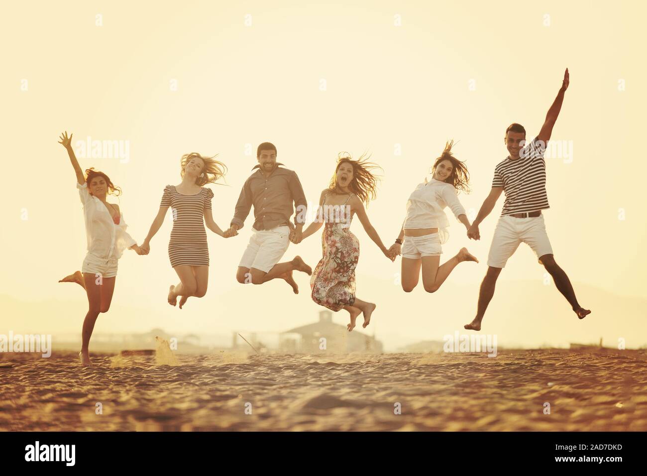 glückliche junge Menschengruppe viel Spaß am Strand Stockfoto