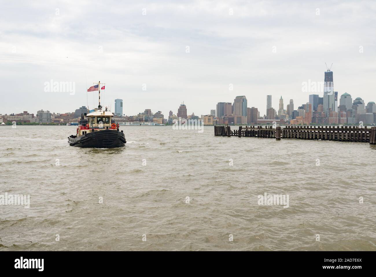 US-Armee Korps der Ingenieure Rückstandabbau & Drift Auffanggefäß DCV Gelberman Eingabe der Fährhafen in Hoboken, New Jersey mit der Manhattan Stockfoto US-Armee Korps der Ingenieure Rückstandabbau & Drift Auffanggefäß DCV Gelberman Eingabe der Fährhafen in Hoboken, New Jersey mit der Manhattan Stockfoto