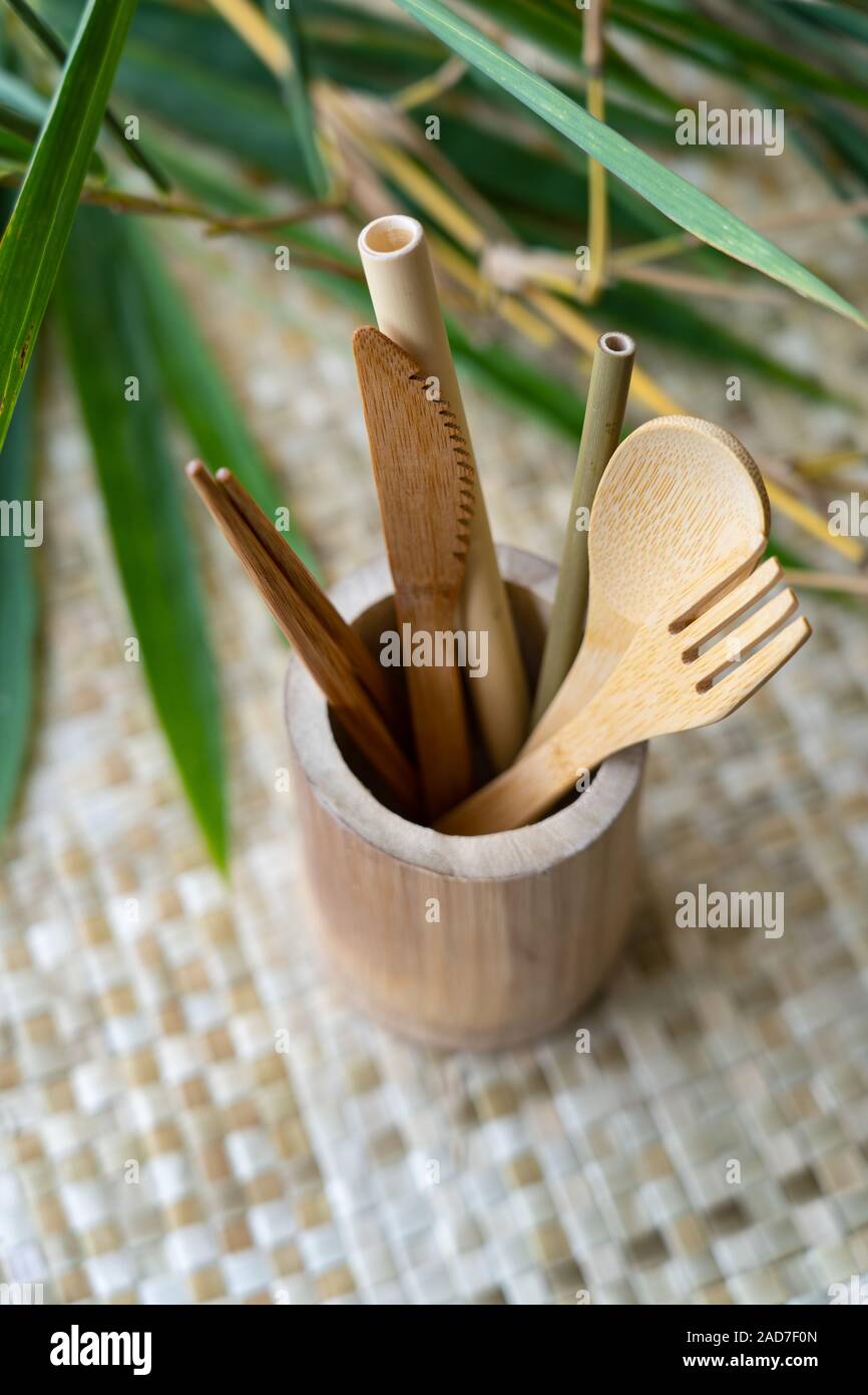 Eine biologisch abbaubare Satz von Holz- Utensilien in den Philippinen aus nachhaltigen Quellen aus Bambus gemacht. Stockfoto