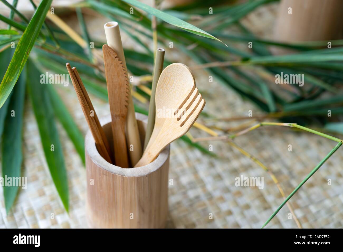 Eine biologisch abbaubare Satz von Holz- Utensilien in den Philippinen aus nachhaltigen Quellen aus Bambus gemacht. Stockfoto