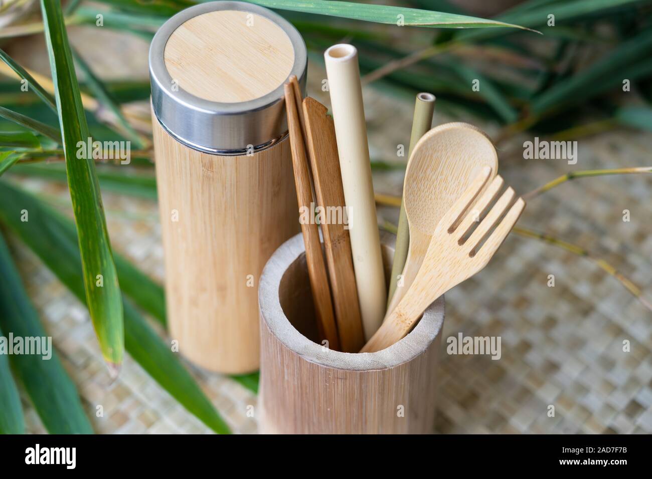 Eine biologisch abbaubare Satz von Holz- Utensilien und trinken Tumbler, in den Philippinen aus nachhaltigen Quellen aus Bambus gemacht. Stockfoto