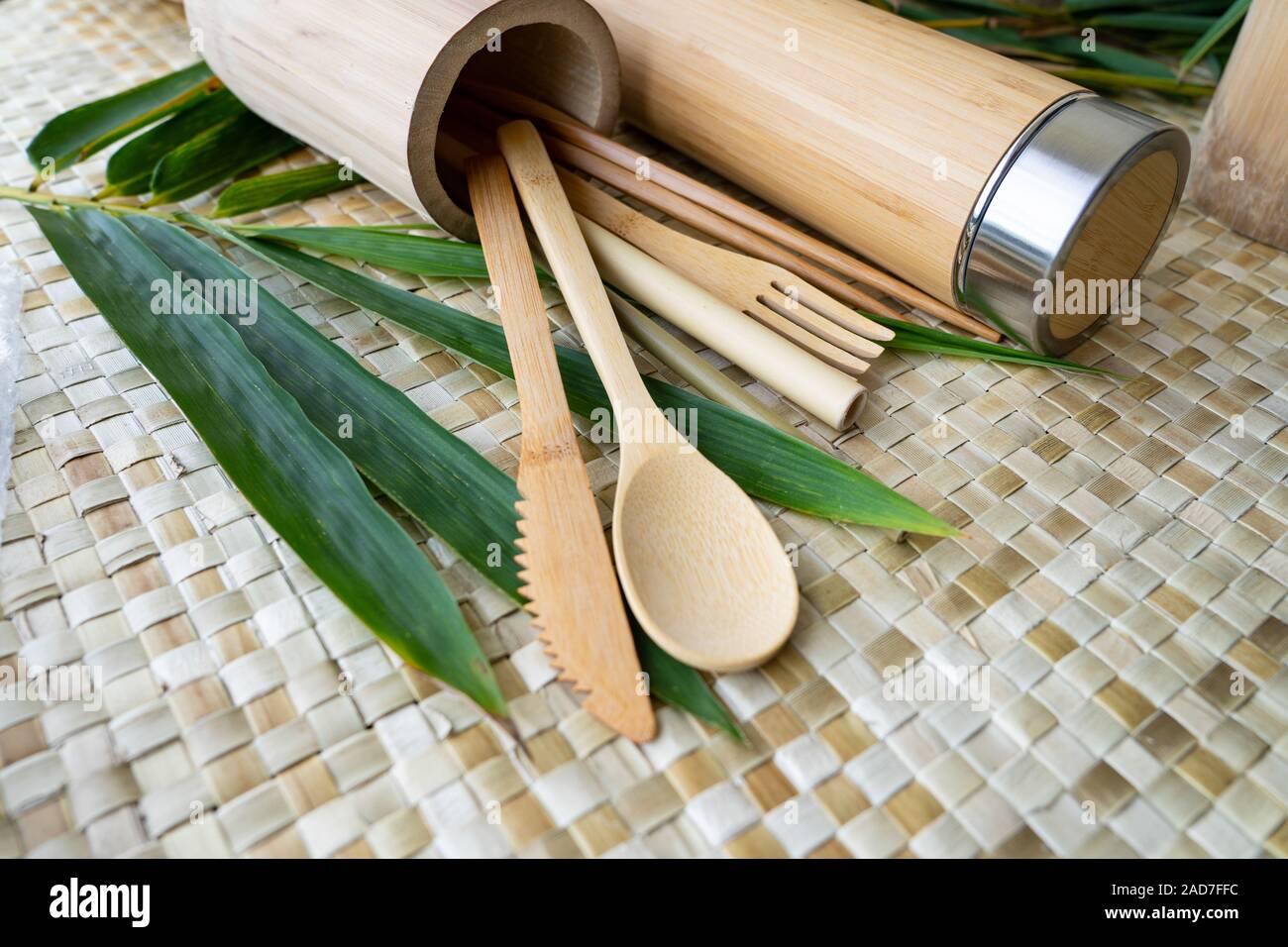 Eine biologisch abbaubare Satz von Holz- Utensilien und trinken Tumbler, in den Philippinen aus nachhaltigen Quellen aus Bambus gemacht. Stockfoto
