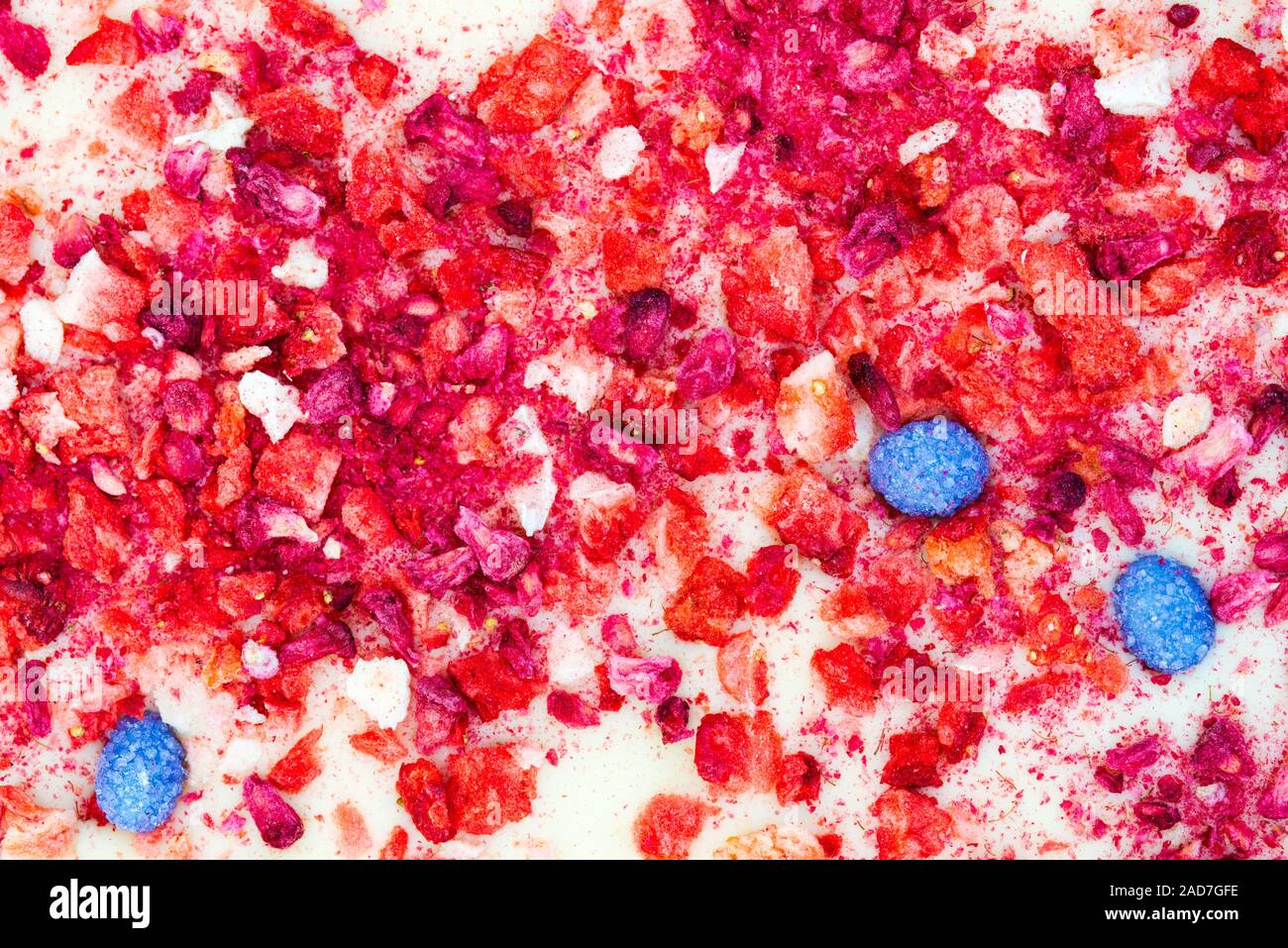 Abstrakte farbenfrohe Obst Hintergrund - getrocknete kandierte Früchte in weißer Schokolade, Aronia, Moosbeere, Erdbeeren eingetaucht, rasp Stockfoto