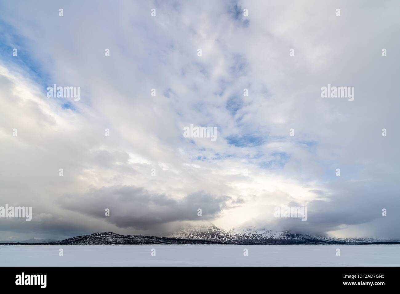 Akka massiv in den Wolken, Lappland, Schweden Stockfoto