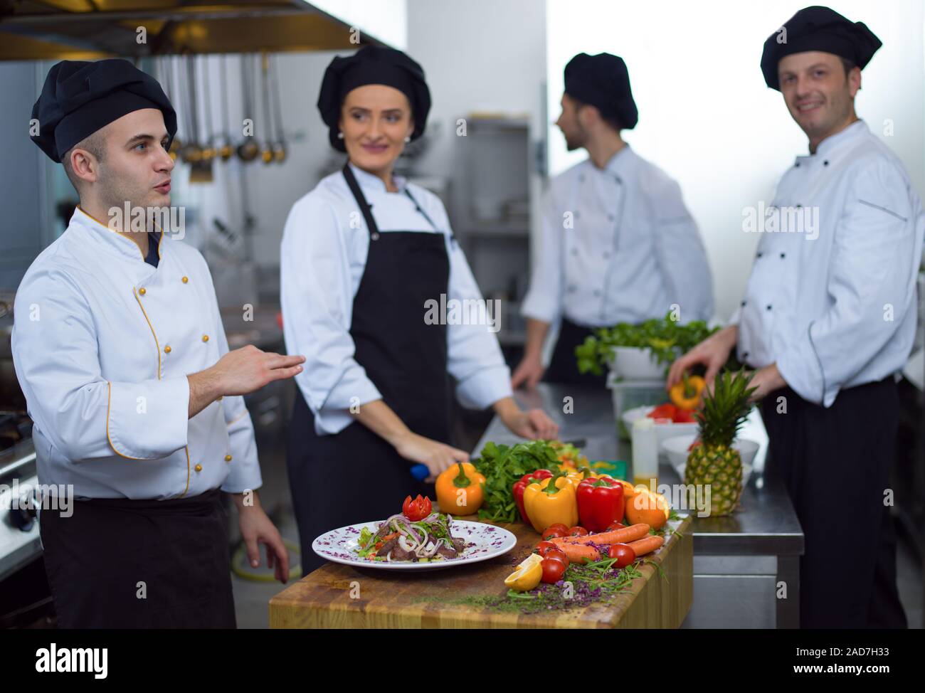 Team Köchinnen und Köche bei der Zubereitung der Gerichte Stockfoto