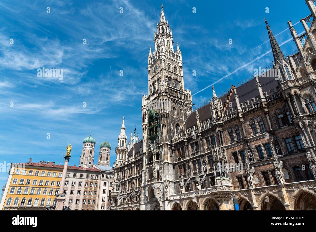 Das Rathaus am Marienplatz in München mit den Türmen der Frauenkirche in der Rückseite Stockfoto