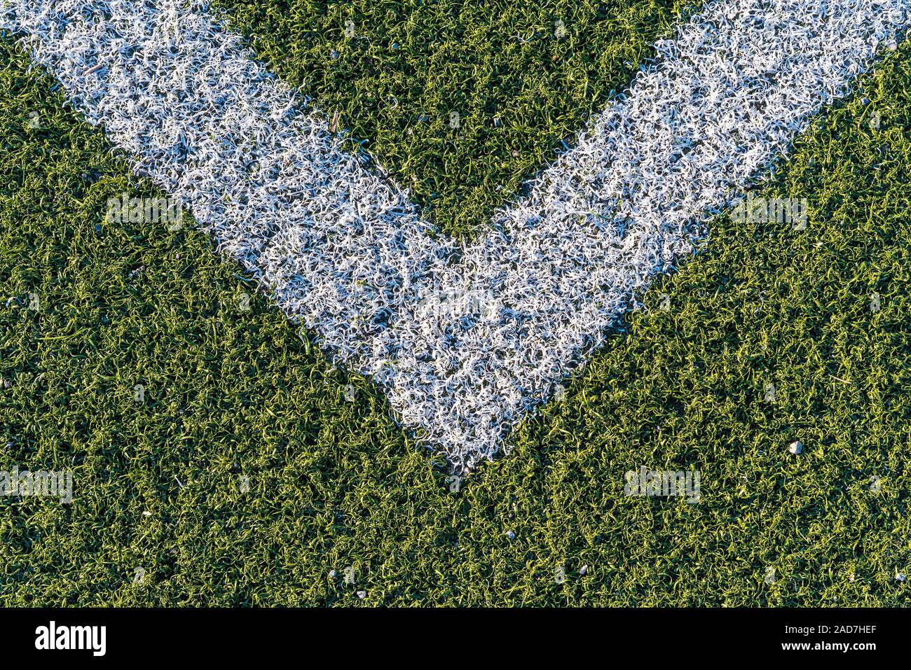 Hintergrund von einem weißen Linie auf einem grünen künstlichen Fußball-Feld Stockfoto