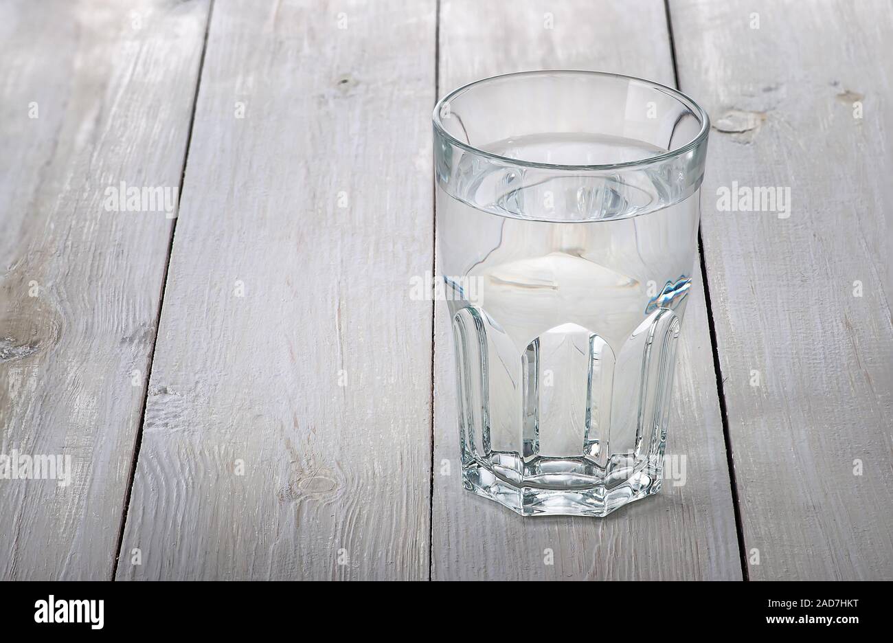 Glas Wasser auf weiße Holztisch Stockfoto