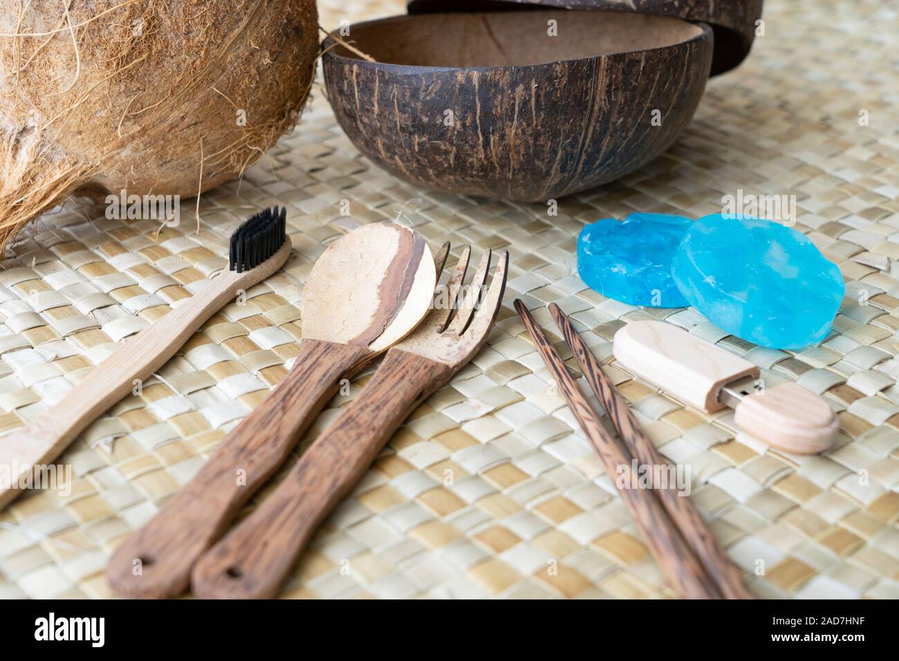 Eine Auswahl von Reise Utensilien in den Philippinen. Aufgeführten Elemente, eine Gabel, Löffel und Essstäbchen aus Kokosnuss Baum Holz. eine Zahnbürste und USB Stockfoto