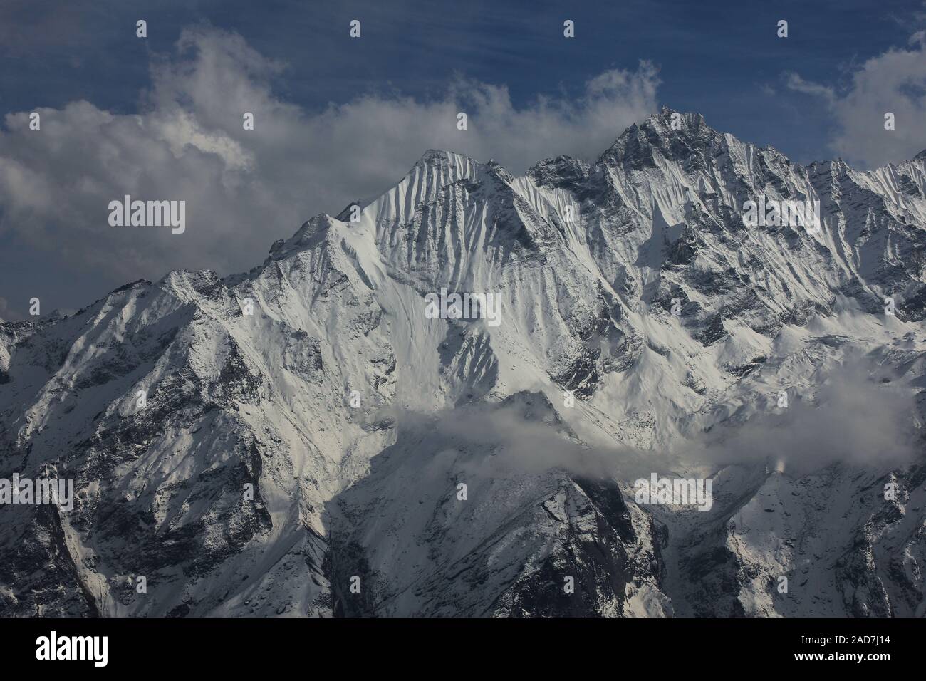 Höhepunkt der Ponggen Dopchu montieren. Blick von Tserko Ri, Langtang Tal, Nepal. Bewölkt Frühlingstag. Stockfoto