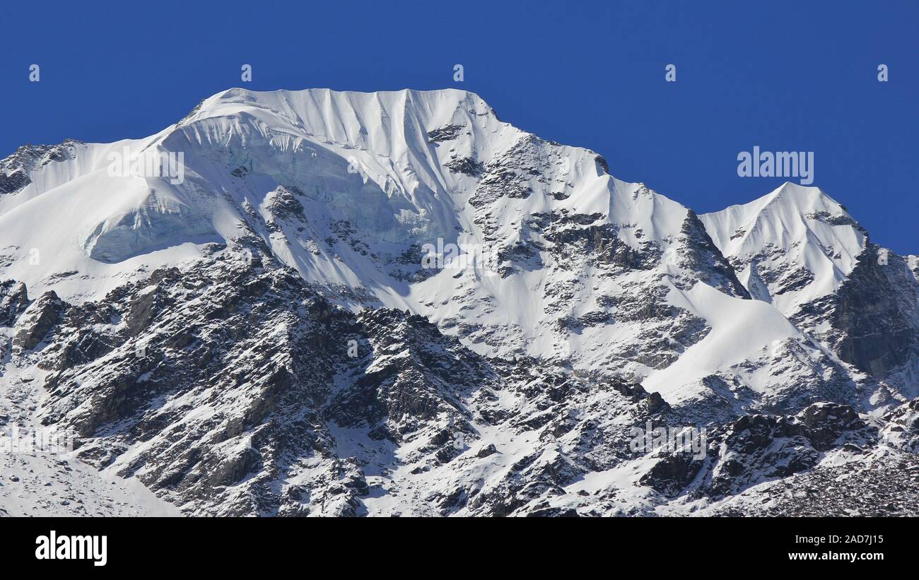 Berggipfel von Naya Kanga von Précy-sous-Thil Gletscher und Schnee bedeckt. Blick von Kyanjin Gumba, Langtang Nati Stockfoto