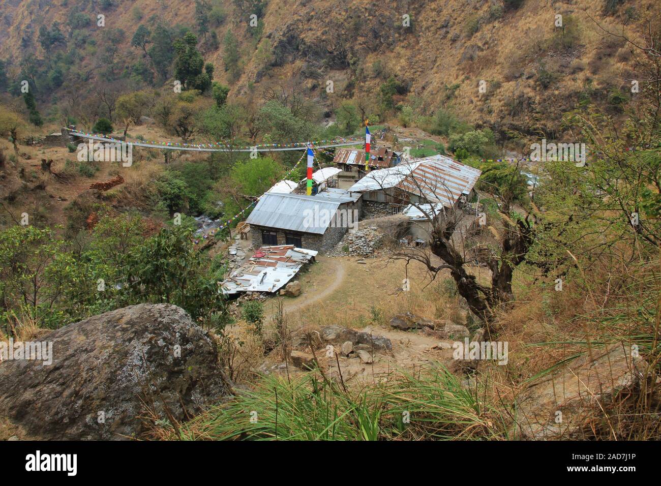 Suspension Bridge und kleinen Hotels in Domen, Langtang Nationalpark, Nepal. Stockfoto