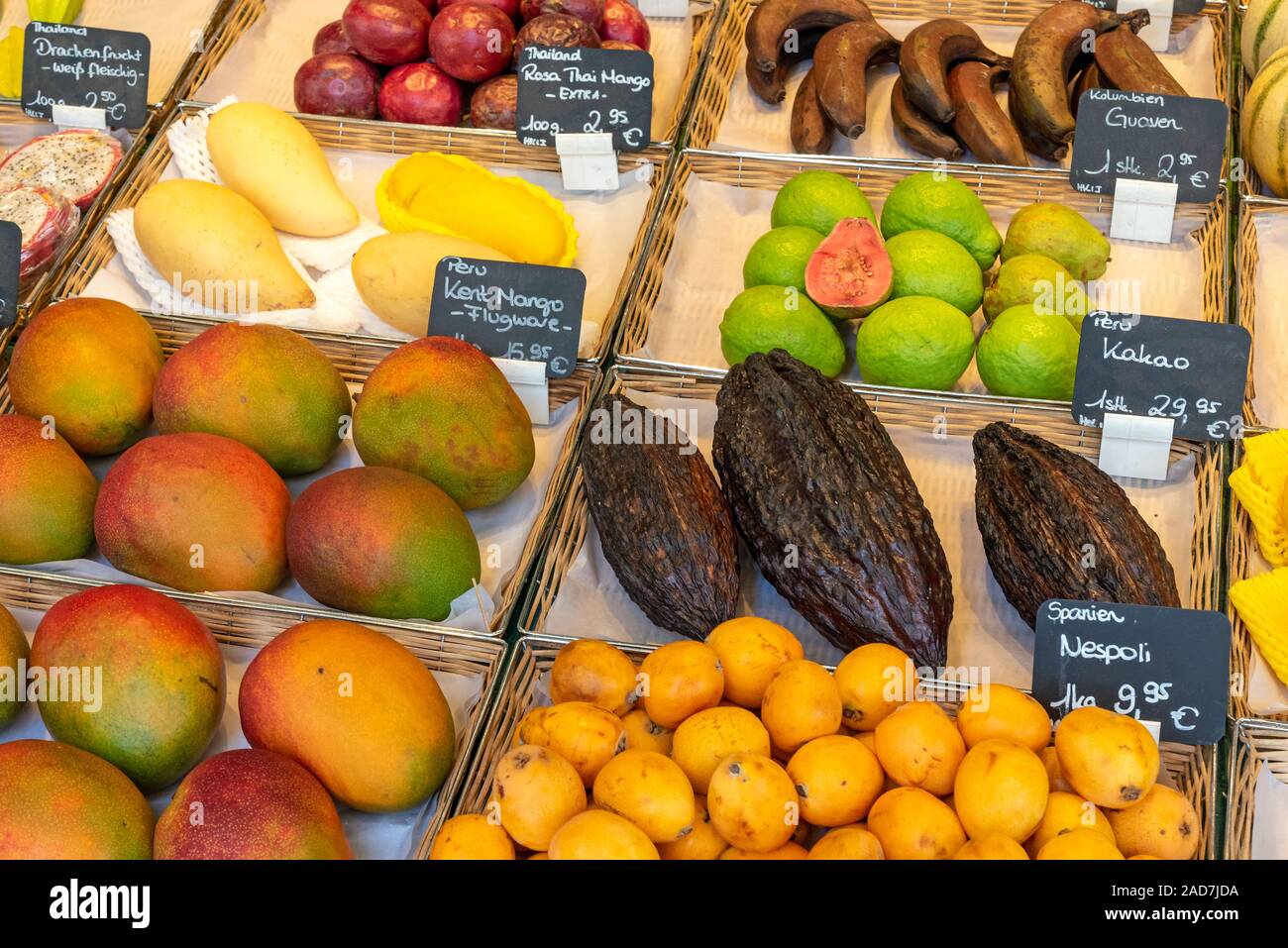 Tropische Früchte zum Verkauf auf einem Markt in München, Deutschland Stockfoto
