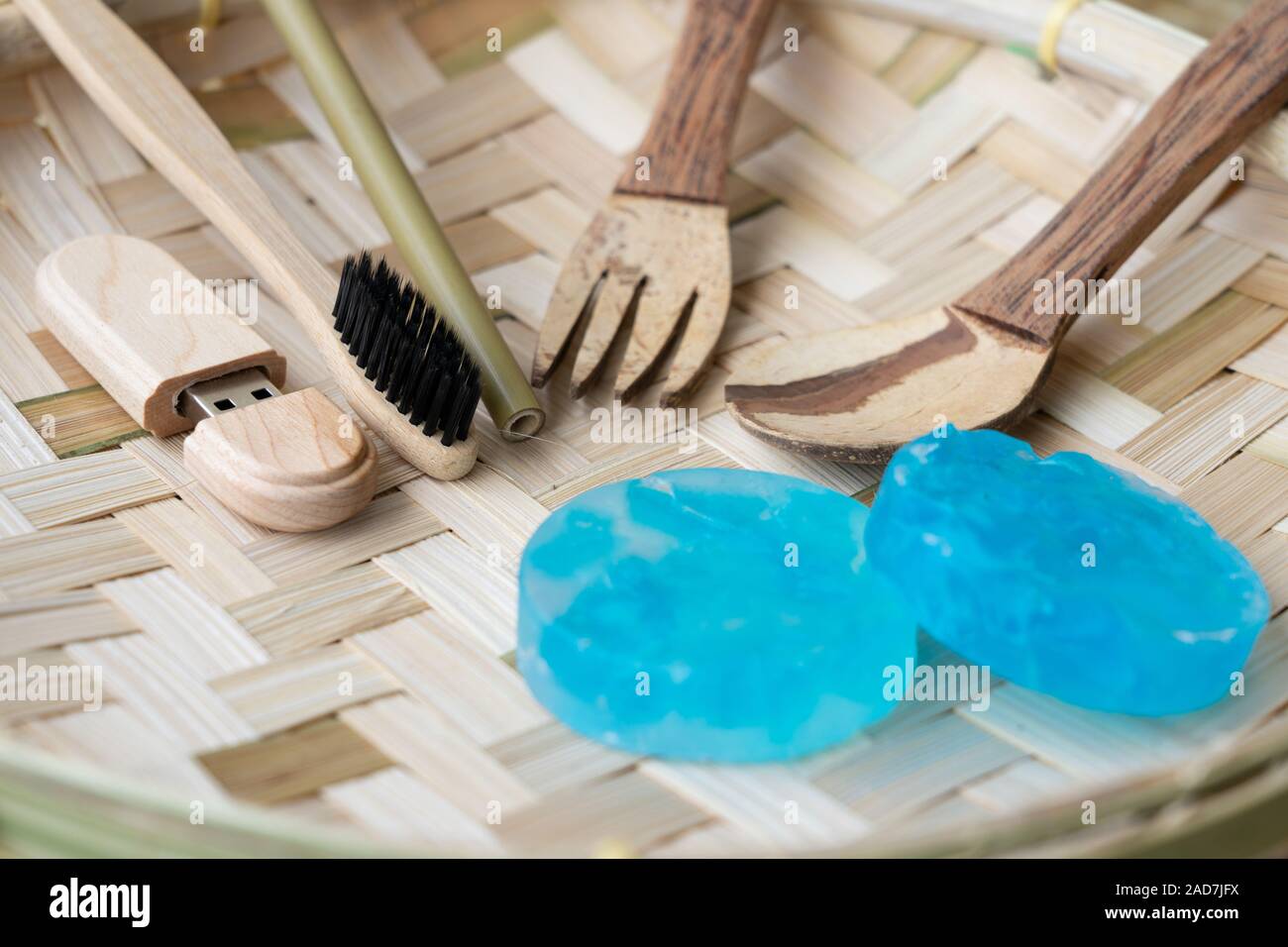 Eine Auswahl von Reise Utensilien in den Philippinen. Aufgeführten Elemente, eine Gabel, Löffel und Essstäbchen aus Kokosnuss Baum Holz. eine Zahnbürste und USB Stockfoto