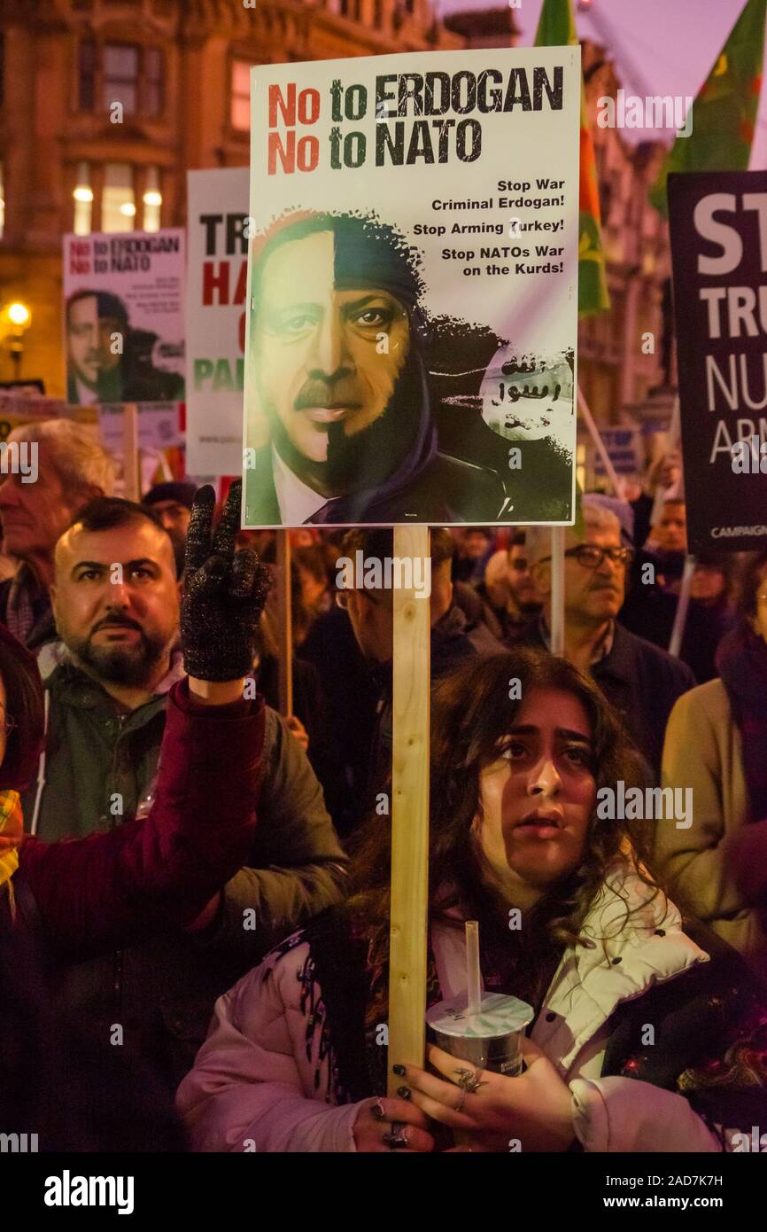 London, Großbritannien. 3. Dezember 2019. Eine große Volksmenge hören Reden in Trafalgar Square gegen die Trumpf Besuch in Großbritannien und der NATO protestieren. Unter ihnen waren die Verteidiger des NHS gegen die Privatisierung und die Öffnung zu uns medizinischen Gesellschaften und Medikamente preiswert, Kurden gegen Erdogan Invasion der kurdischen Gebieten Syriens, protestierten die Demonstranten gegen die Trümpfe, die Unterstützung Israels gegen die Palästinenser und gegen seine Förderung und Unterstützung für den Putsch gegen die demokratisch gewählte Regierung Boliviens und die Angriffe auf die indigene Bevölkerung. Peter Marshall / alamy Leben Nachrichten Stockfoto