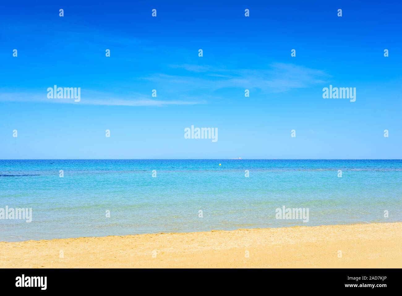 Europäische Sandstrand und das blaue Meer. Mar Menor. Spanien Stockfoto