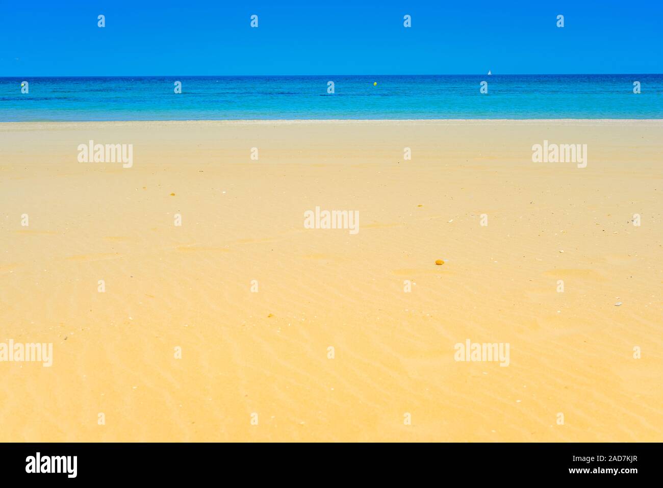 Europäische Sandstrand und das blaue Meer. Mar Menor. Spanien Stockfoto
