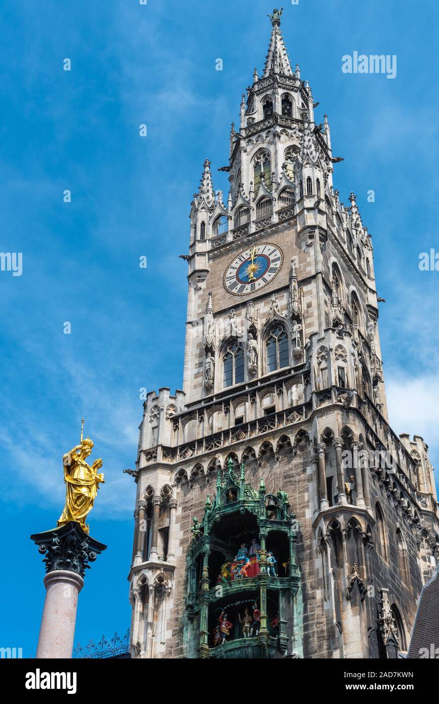 Die Mariensäule, die Uhr schlägt und der Turm des Neuen Rathauses in München, Deutschland Stockfoto