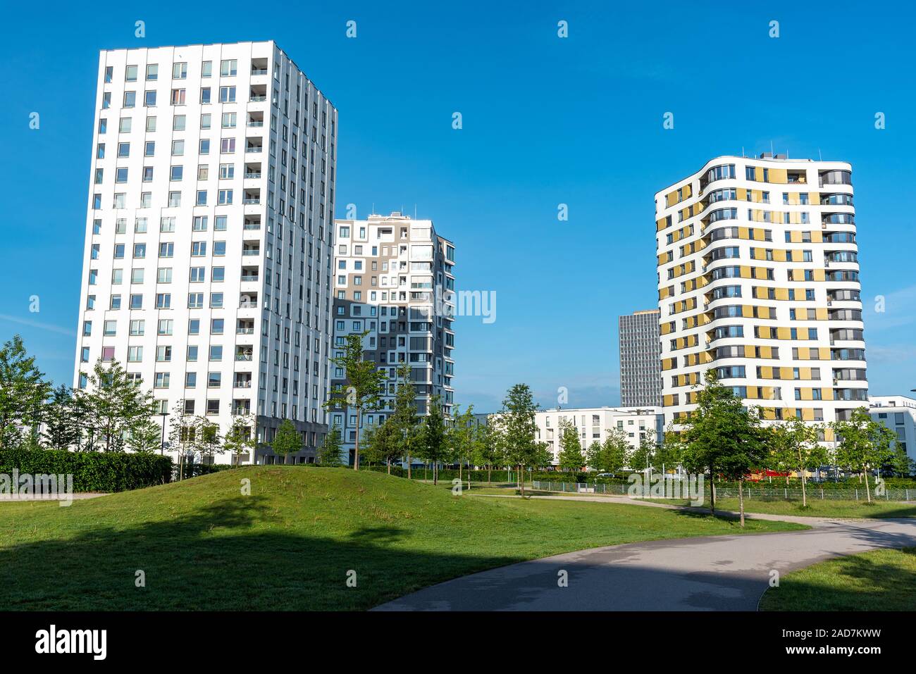 Modernes, mehrstöckiges Wohngebäude in München gesehen, Deutschland Stockfoto