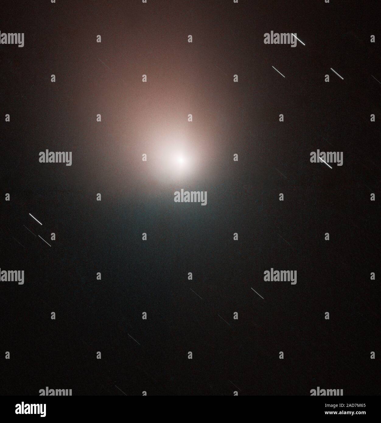 Die NASA-Hubble-Weltraumteleskop aufgeschnappt hat, ein Bild des Kometen 9P/Tempel 1 nur wenige Tage, bevor die Deep Impact Sonde zu Rendezvous mit dem Kometen geplant. Dieses Bild, am Morgen des 30. Juni 2005 berücksichtigt, zeigt einen ungestörten und ruhigen Comet. Diese erweiterte Kamera für Umfragen (ACS) Wide Field Camera (WFC) Bild von Tempel 1 eine etwas grössere Ansicht des Kometen als im Hubble Bilder gesehen letzte Woche freigegeben wird. Dieses Bild des Kometen zeigt die staubige Innere Koma um den Kern, aber der feste Kern selbst ist unter Auflösung des Hubble. Der Kern wurde in einem Abstand von 83 Millionen mi Stockfoto
