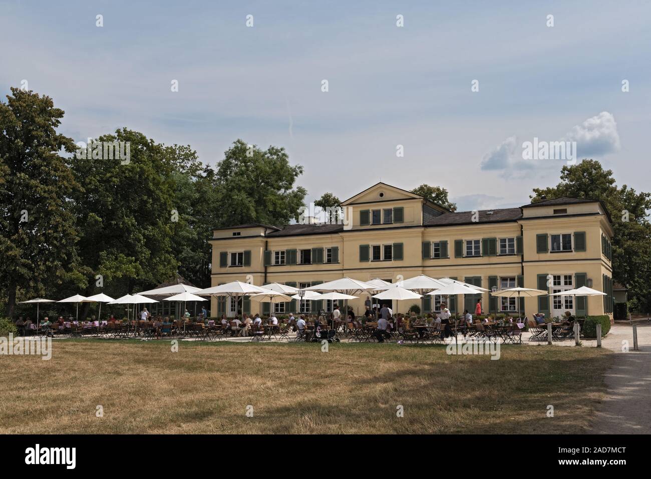 Gäste können auf der Terrasse vor dem Restaurant im historischen Park Schoenbusch, Aschaffenburg, Ge Stockfoto
