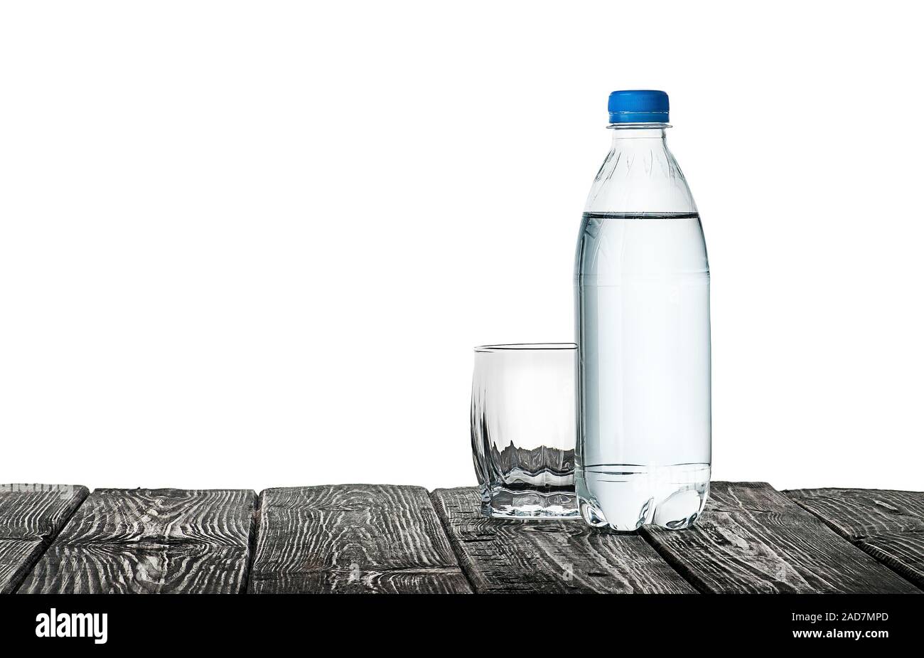 Leeres Glas und Flasche Wasser Stockfoto