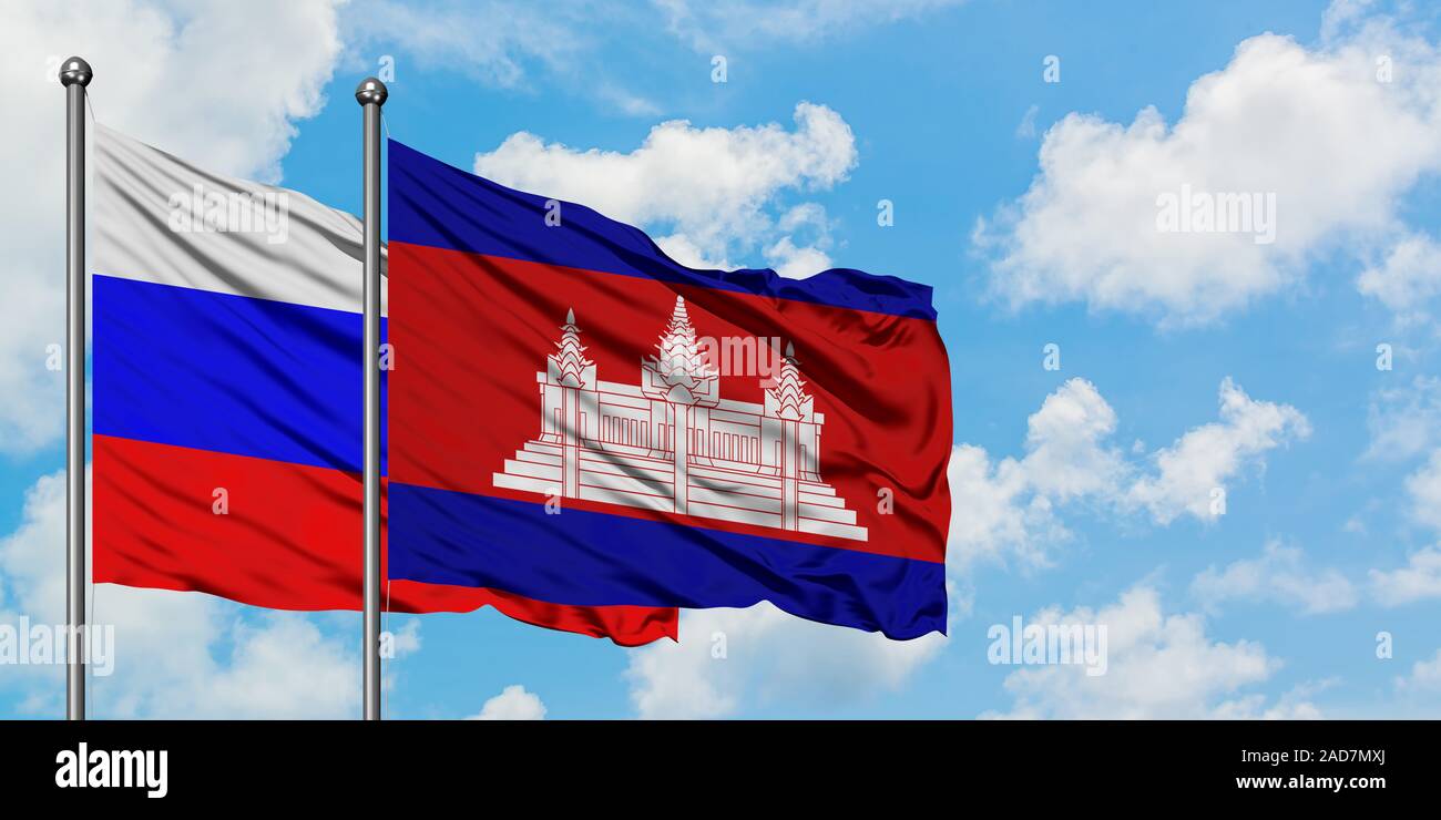 Russland und Kambodscha Fahne im Wind gegen Weiße bewölkt blauer Himmel zusammen. Diplomatie Konzept, internationale Beziehungen. Stockfoto