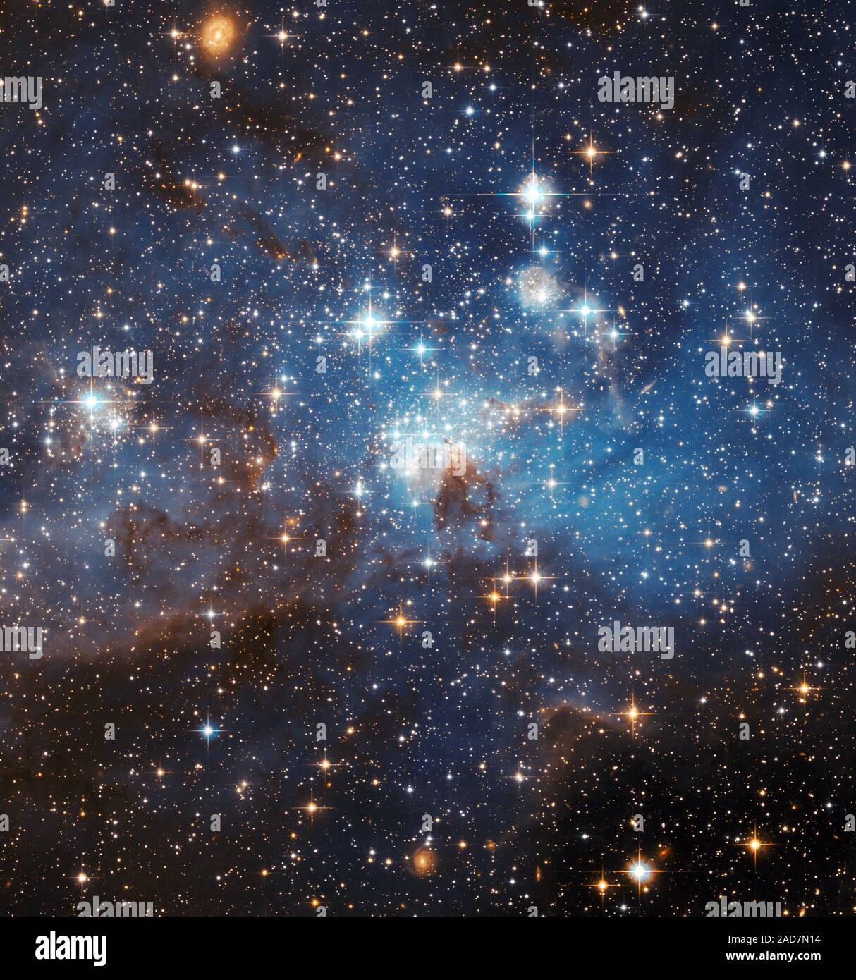 Wirbelt der Staub und Gas in diesem ätherischen aufzuhalten - Suche Region der Sternentstehung durch die NASA-Hubble-Weltraumteleskop aufgenommen. Dieses majestätische Aussicht, befindet sich in der Großen Magellanschen Wolke (LMC), deckt eine Region, in der mit geringem Masse, jungen Sternen und deren viel mehr massive stellaren Nachbarn befinden. Eine Verkleidung der blaue Dunst vorsichtig bleibt inmitten der Sterne. Als LH 95, bekannt, dies ist nur eine von Hunderten von Sterne bilden Systeme, Zuordnungen bezeichnet, in der LMC Entfernt rund 160.000 Lichtjahre entfernt. Früher Feldbeobachtungen solcher Systeme hatte nur erlaubt Astronomen das leuchtend blaue Riese zu studieren s Stockfoto