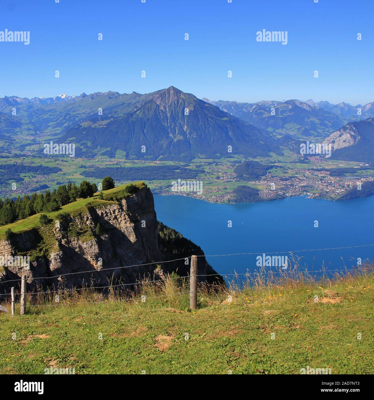 Atemberaubende Aussicht vom Mount Niederhorn. Azurblauen Thunersee und den Berg Niesen Berner Oberland, Schweiz Stockfoto