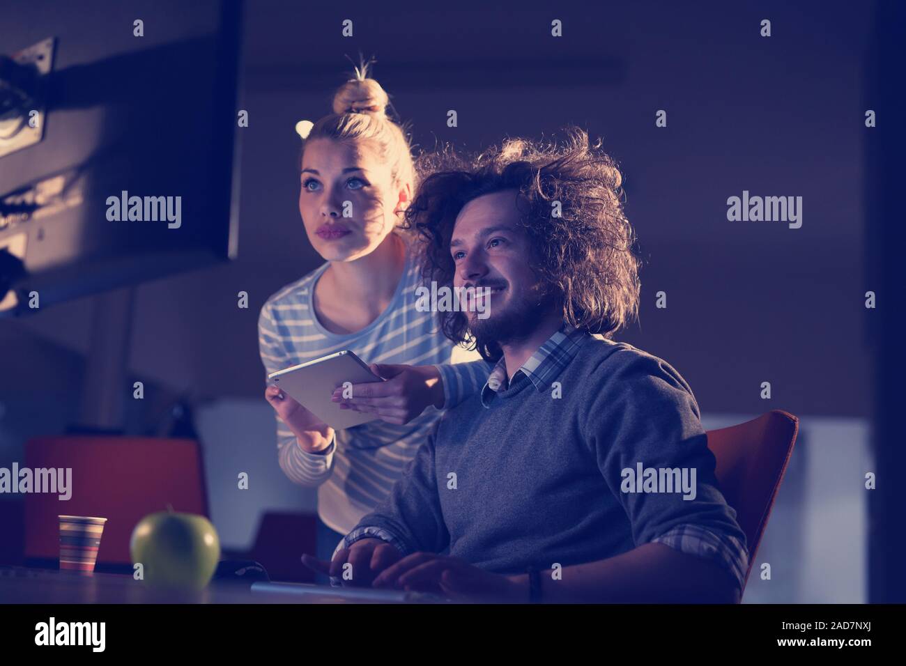 Junge Designer in der Nacht Office Stockfoto