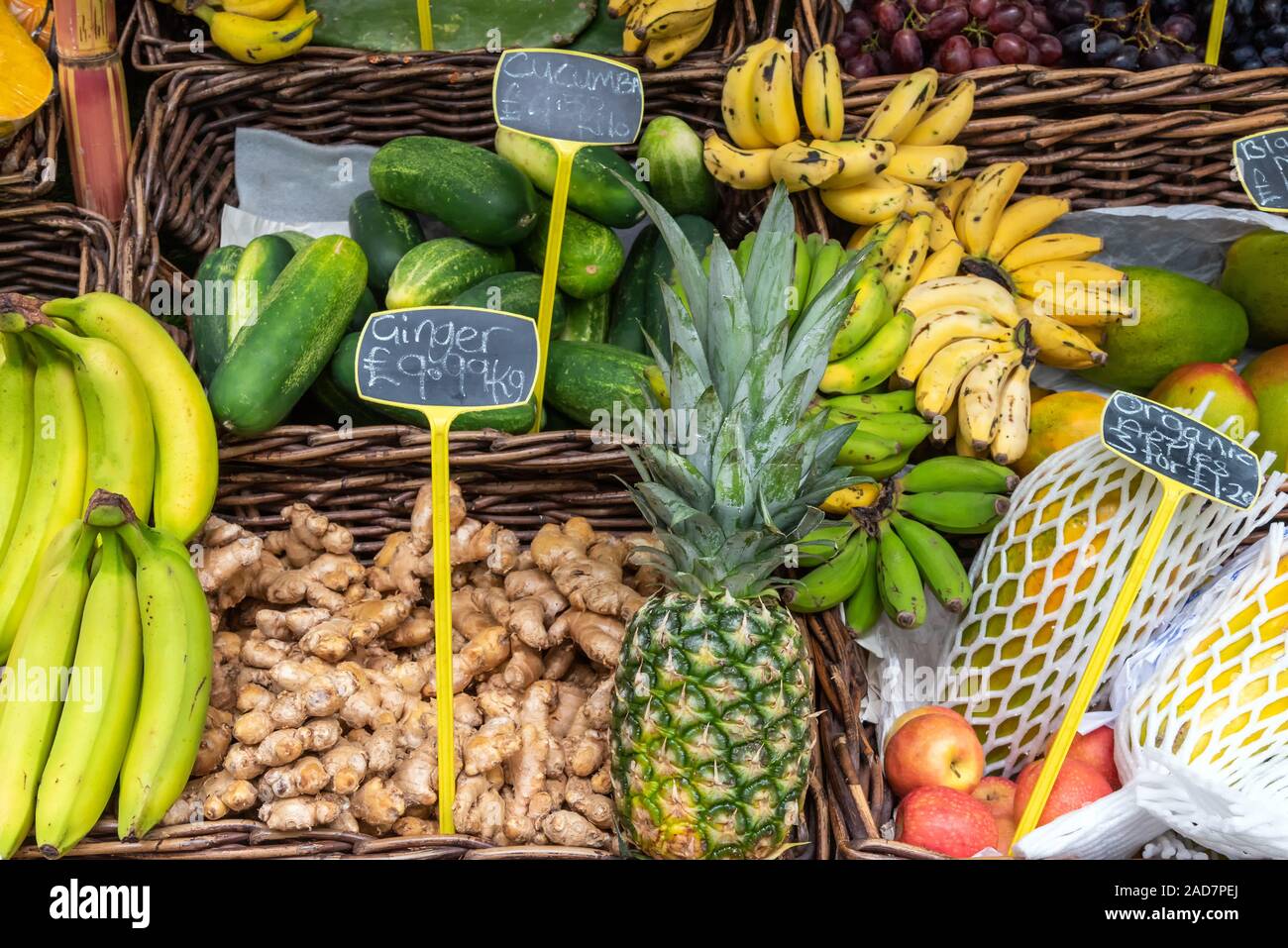 Ingwer und tropische Früchte zum Verkauf auf einem Markt in London Stockfoto