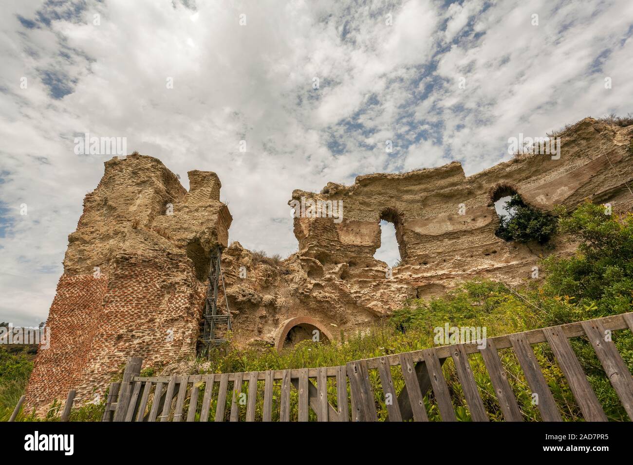 Römische Ruinen der Thermen oder Tempel des Apollo am Rande des Lago d Averno, Cuma, Pozzuoli, Kampanien Italien, EU Stockfoto