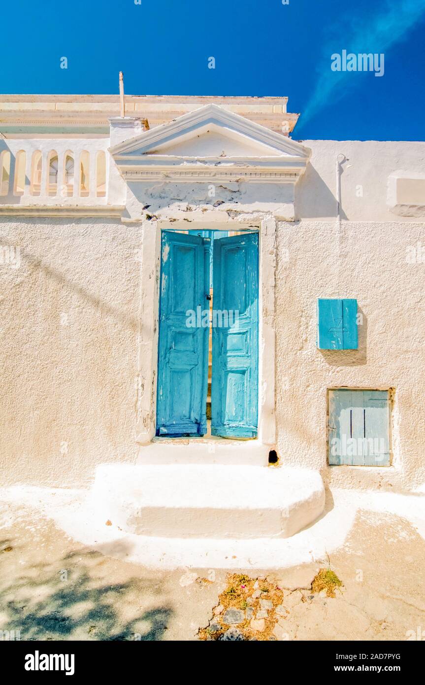Typische blaue Tür in Emporio auf der Insel Santorin, Griechenland, Südeuropa Stockfoto