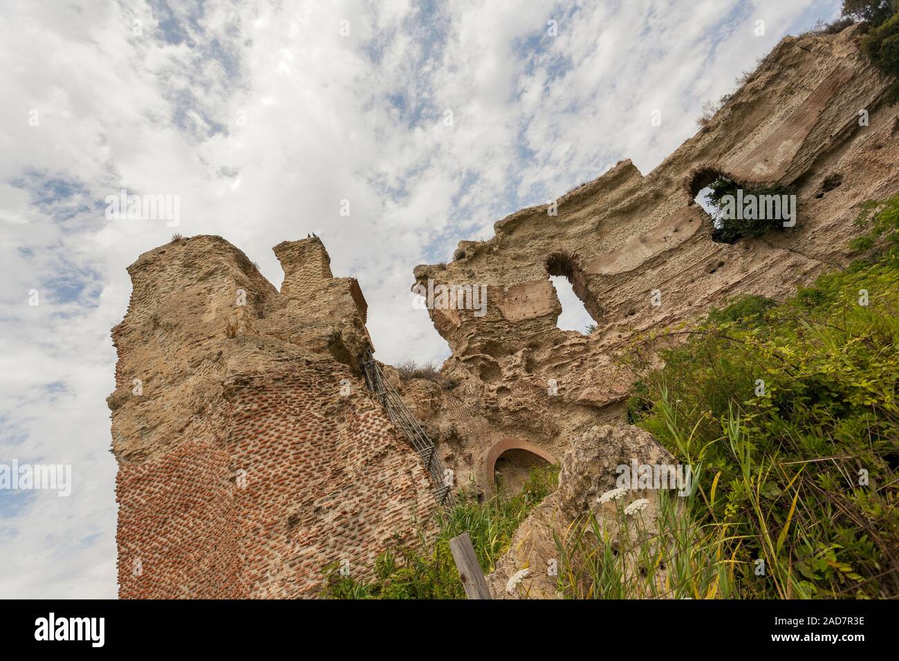 Römische Ruinen der Thermen oder Tempel des Apollo am Rande des Lago d Averno, Cuma, Pozzuoli, Kampanien Italien, EU Stockfoto