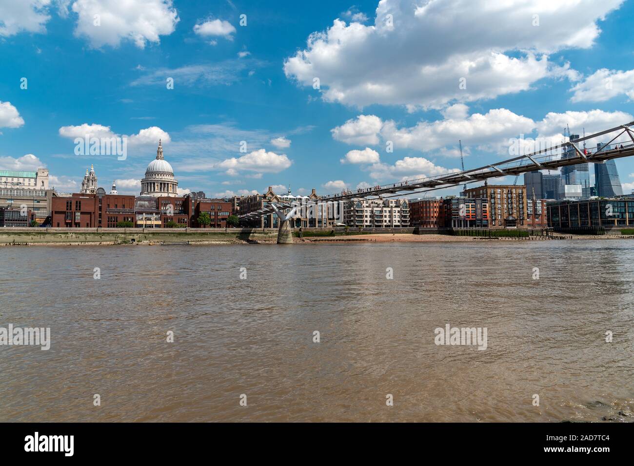 Die Themse, die Millennium Bridge und die St. Paul's Kathedrale in London an einem sonnigen Tag Stockfoto