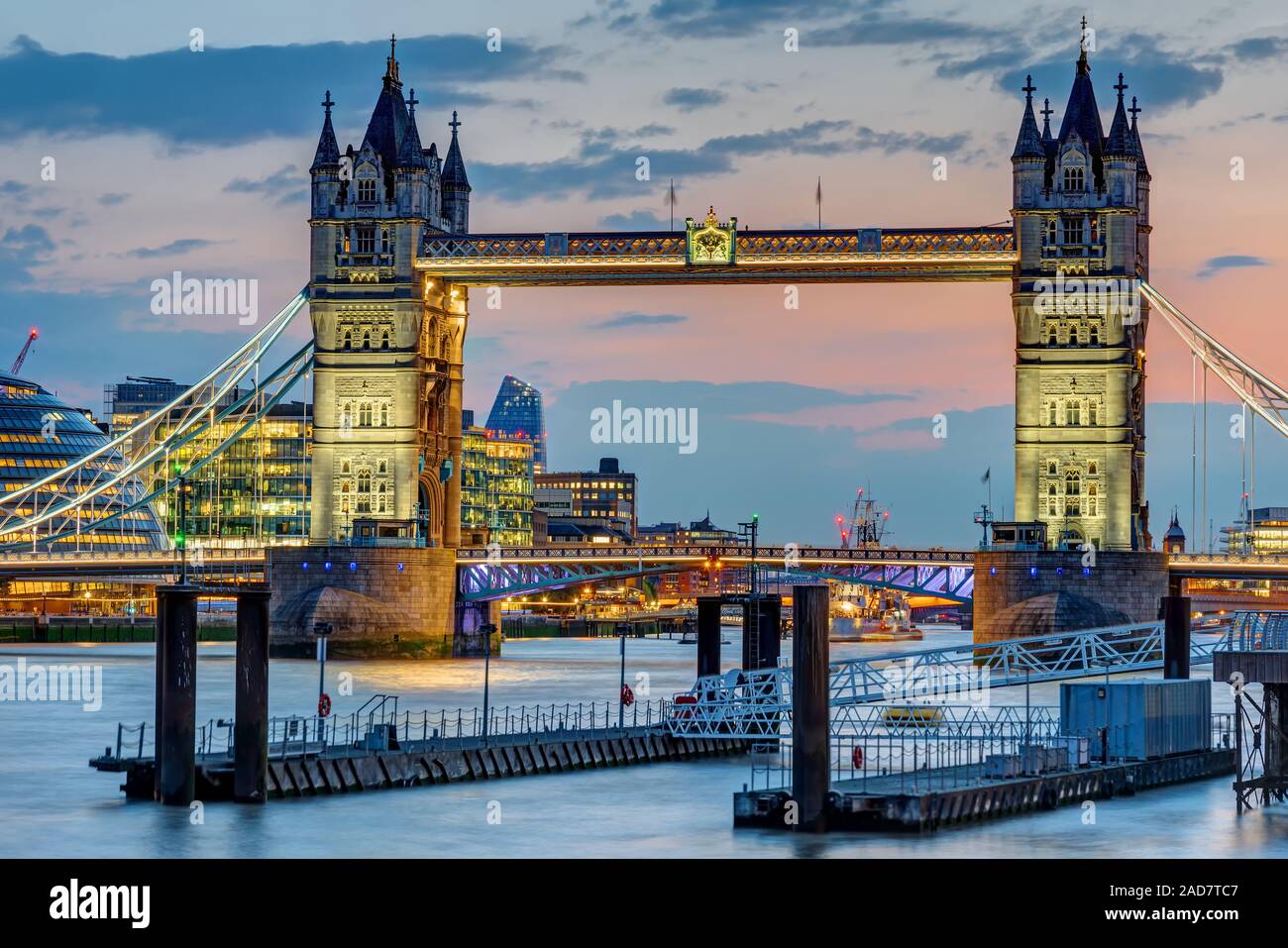 Die berühmten beleuchtet die Tower Bridge in London in der Dämmerung Stockfoto