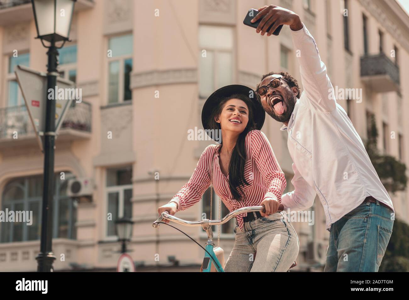 Mann unter selfie mit Frau auf dem Fahrrad Foto Stockfoto