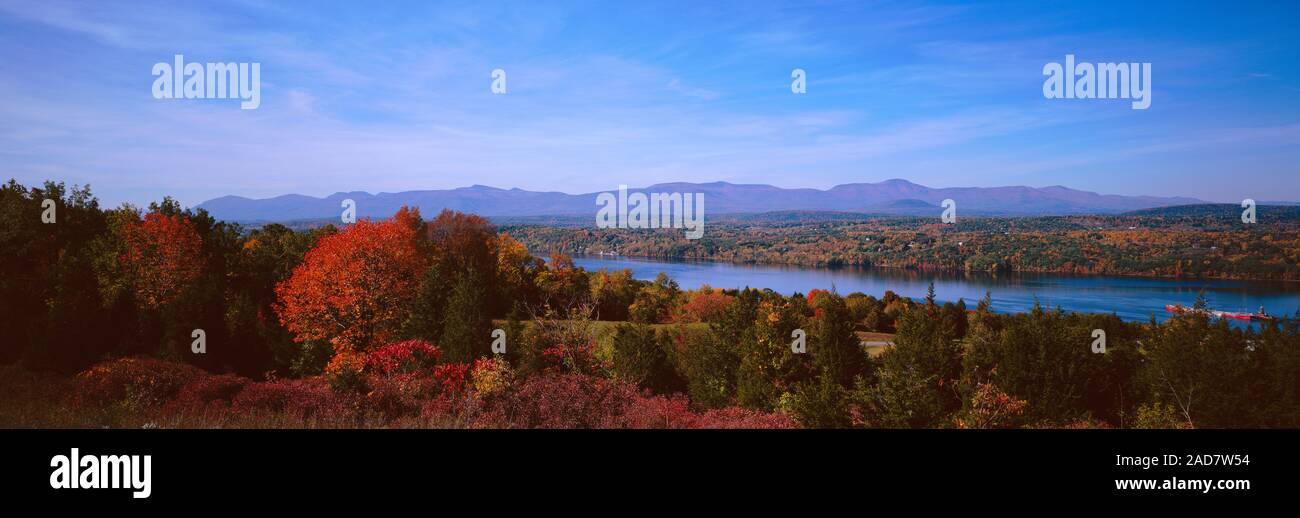 Fluss, der durch einen Wald, Hudson River Valley, den Hudson River, New York State, USA Stockfoto