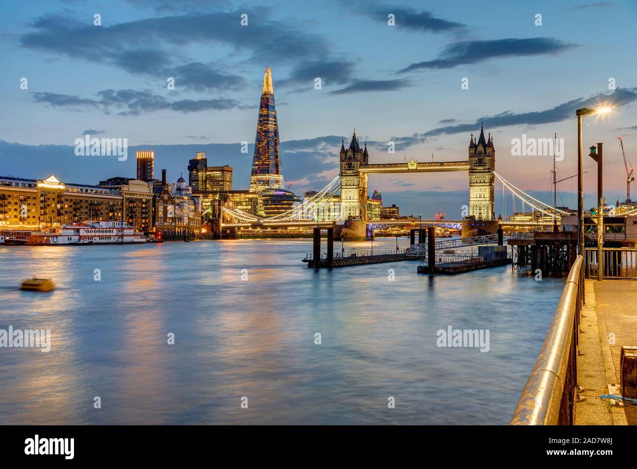 Blick auf die Themse in London, nach Sonnenuntergang mit dem Tower Bridge und The Shard auf der Rückseite Stockfoto
