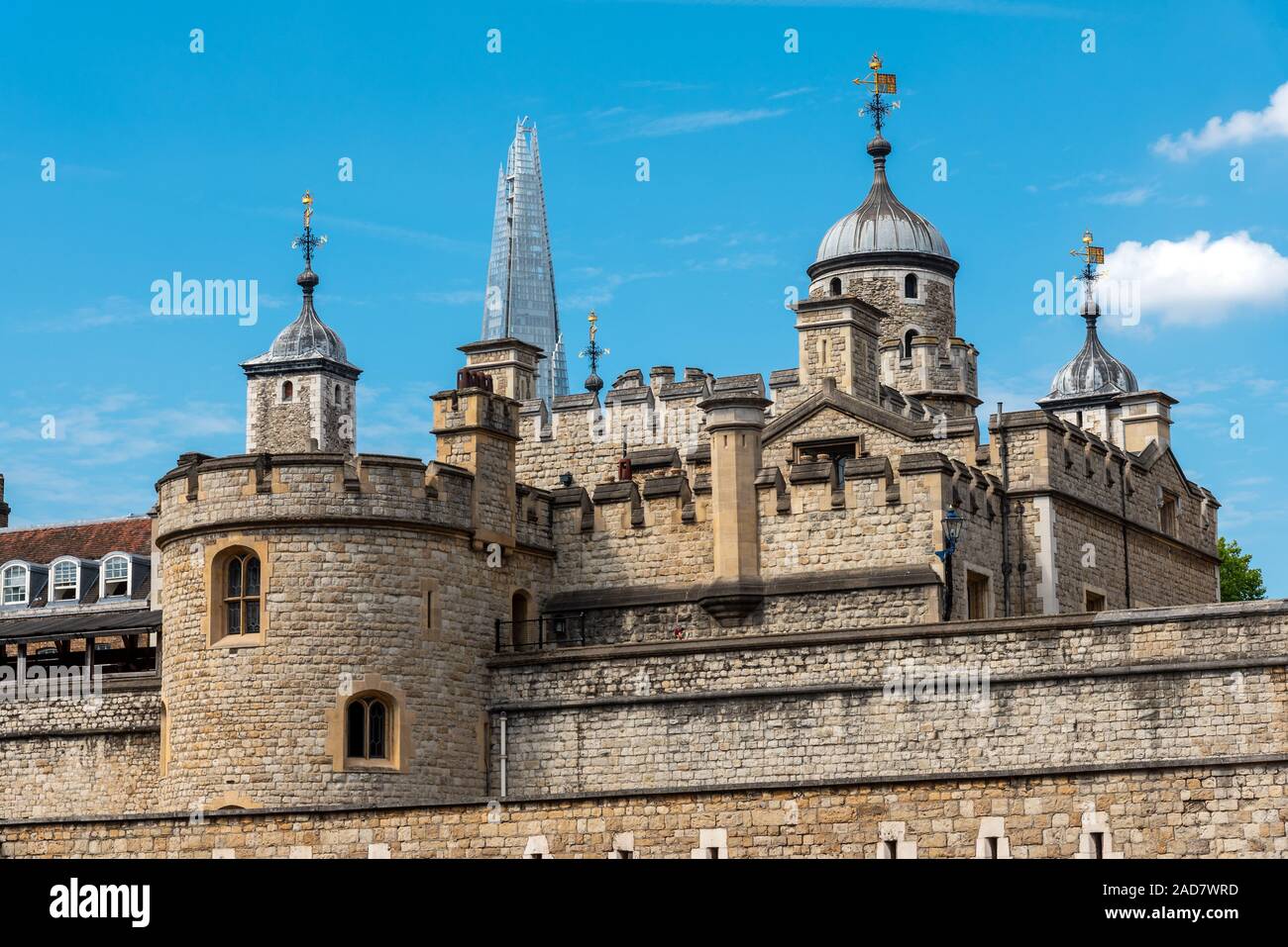 Detail der Tower von London an einem sonnigen Tag mit einer der modernen Wolkenkratzer in der Rückseite Stockfoto