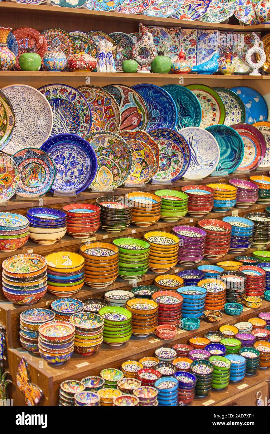 Traditionelle türkische farbenfrohe Keramik, Geschirr, Schalen, Teller, Tassen, auf den Souvenirshop der Grand Bazaar. Istanbul, Türkei Stockfotografie