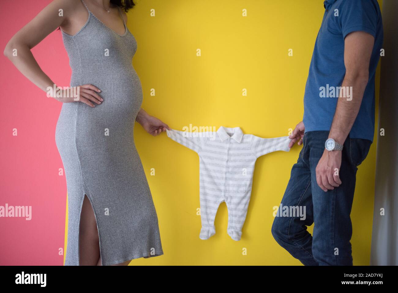 Junges Paar Holding Baby Bodys Stockfoto