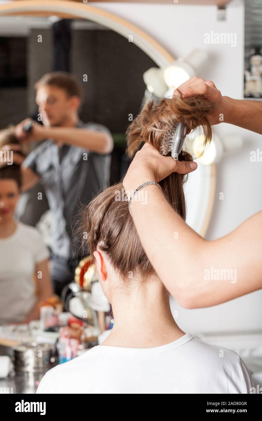 Professionelle Friseur mit langen Haaren Modell. Professionelle Haarpflege. Stockfoto