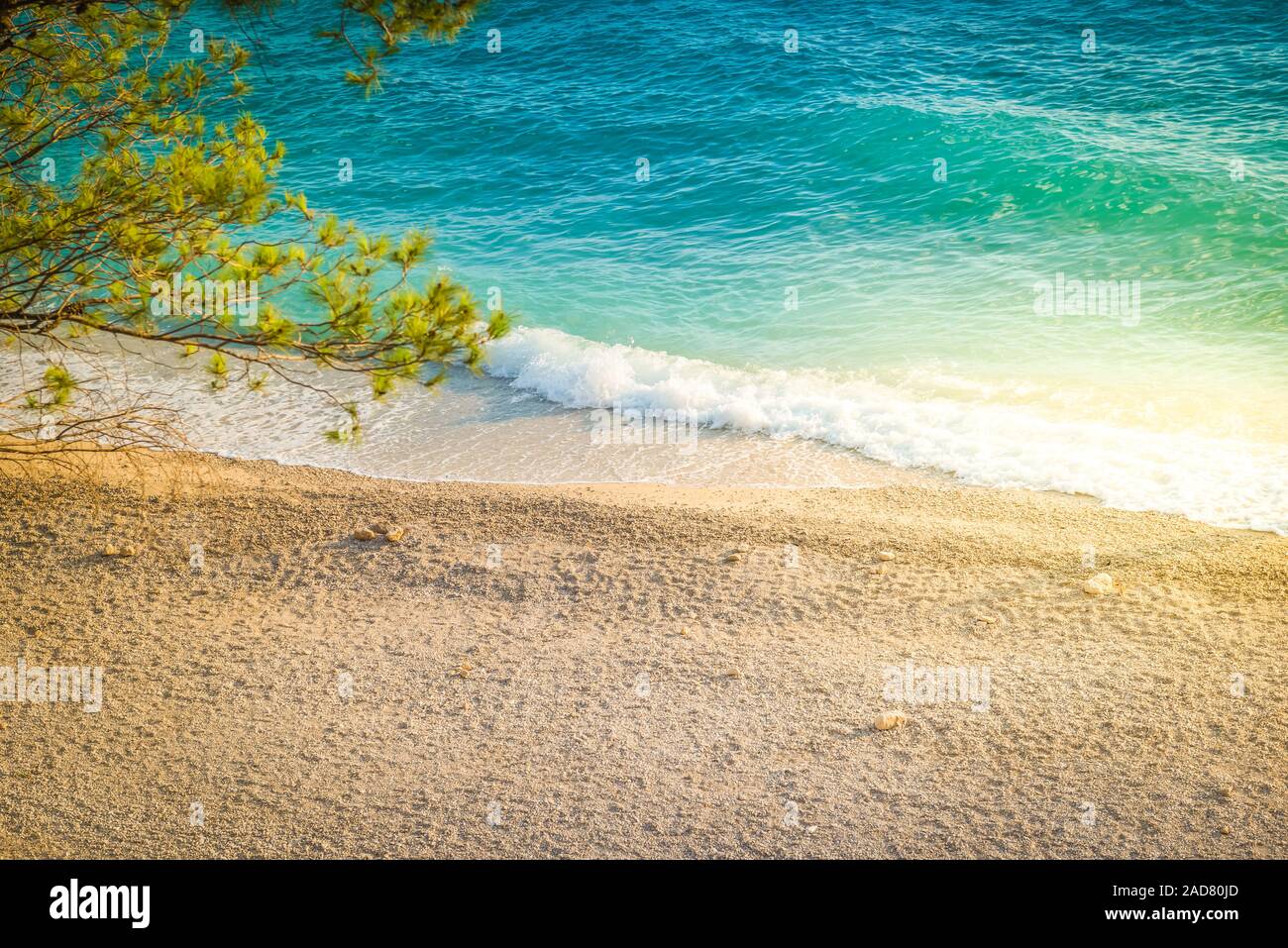 Strand in Kroatischen Küste, blaues Meer Stockfoto