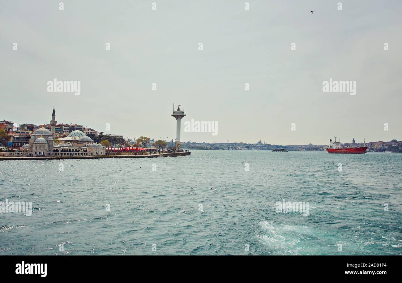 Blick auf Istanbul und der Fähre. Ufer des Bosporus. Türkei Stockfoto