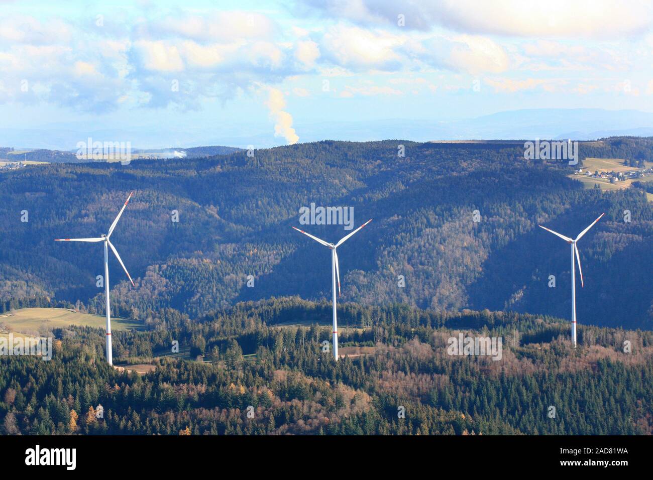 Hasel, Glaserkopf Windpark- und Dampfwolke der Kernkraftwerk Leibstadt Stockfoto