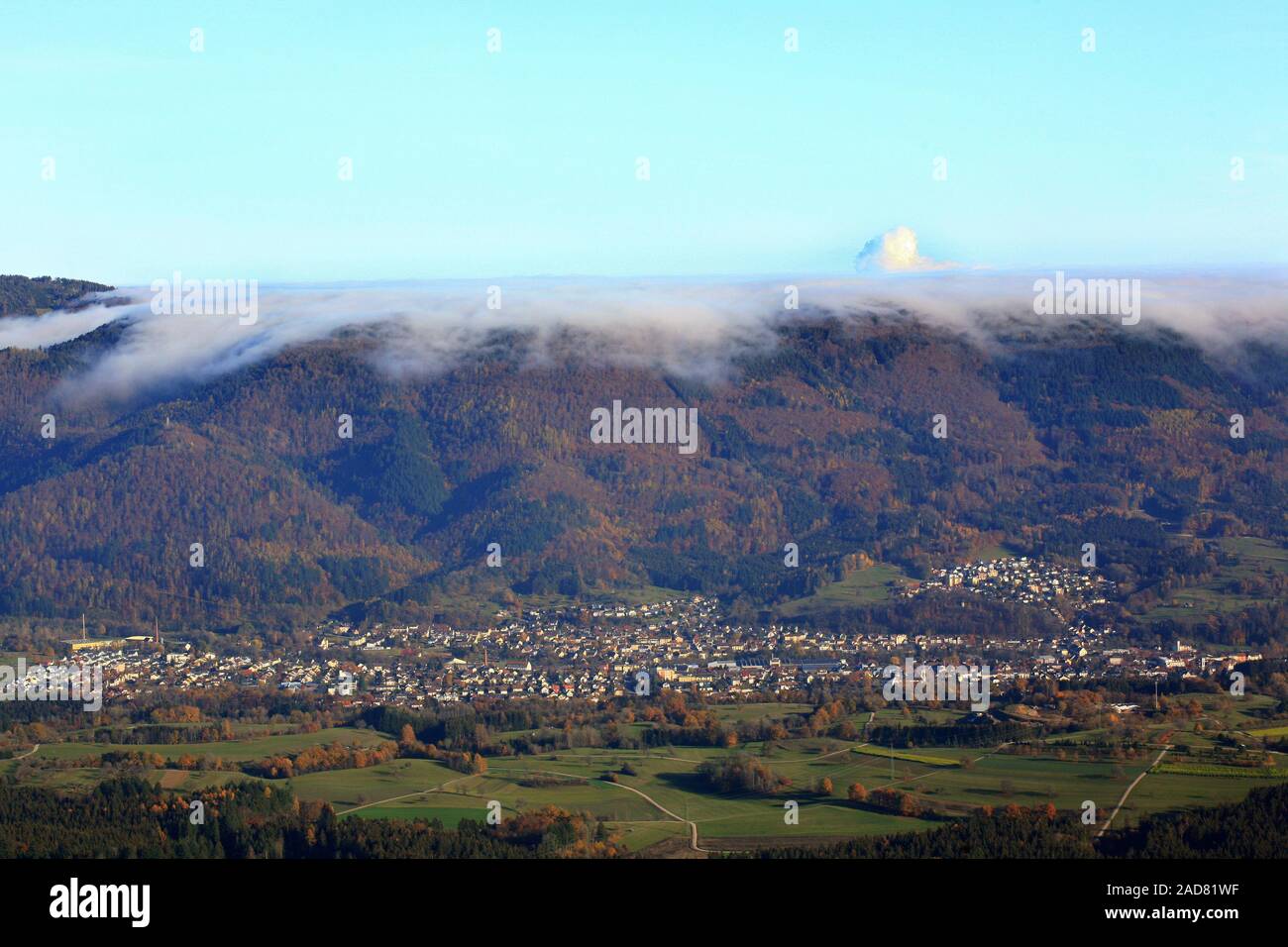 Wehr, Nebel über dem Hotzenwald. Die Dampfwolke der Kernkraftwerk Leibstadt ragt aus dem Nebel. Stockfoto