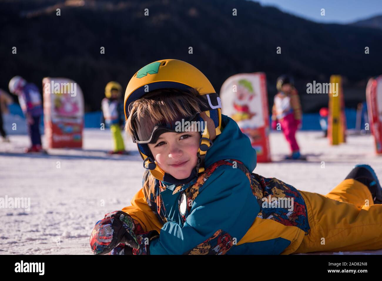 Wenig snowboarder liegen auf dem Schnee Stockfoto