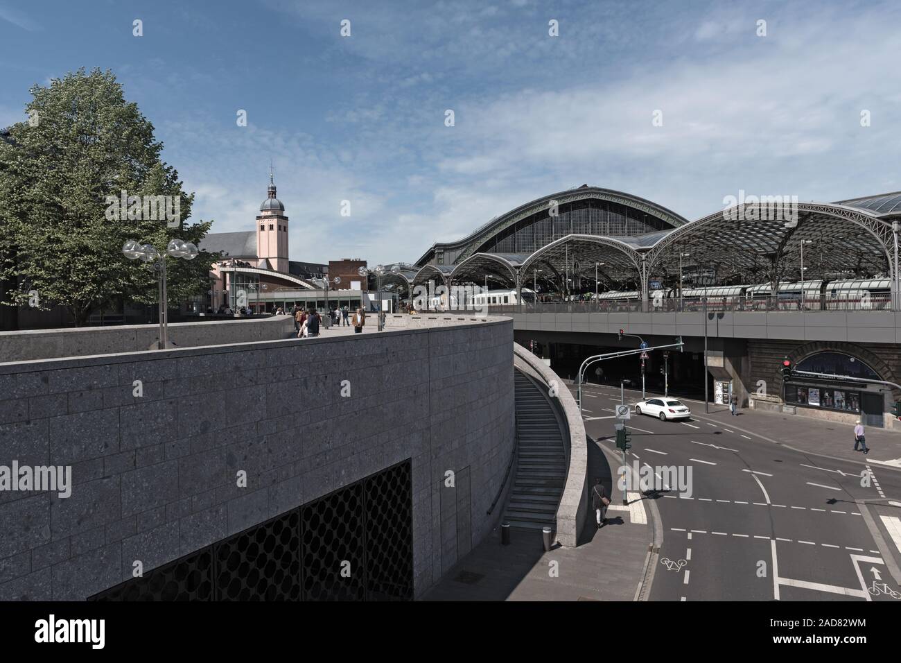 Touristen und Einheimische zu Fuß vor dem Hauptbahnhof in Köln, Deutschland Stockfoto