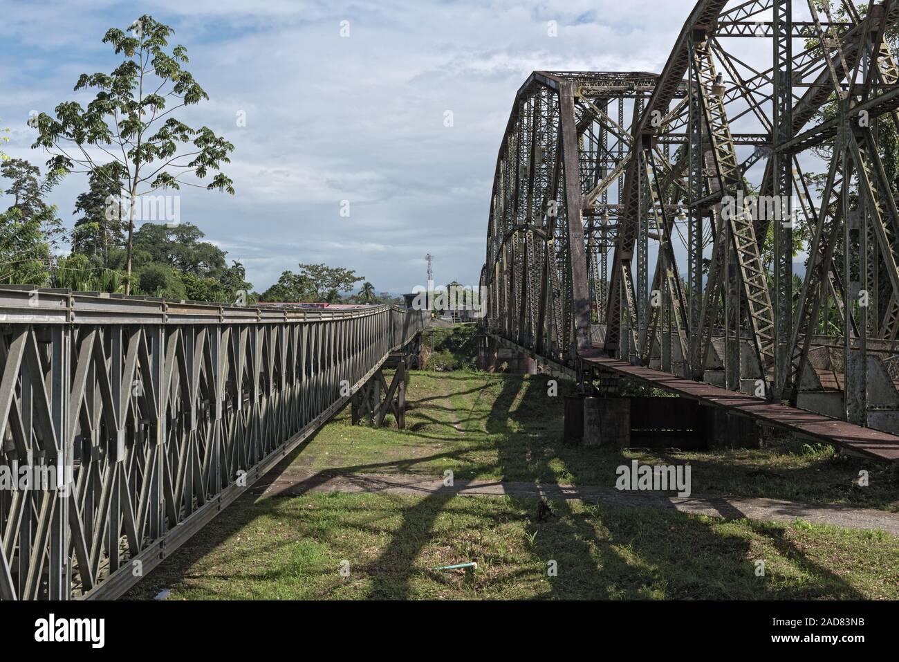 Alte Bahn und Grenze Brücke über den Sixaola Fluss zwischen Costa Rica und Panama Stockfoto